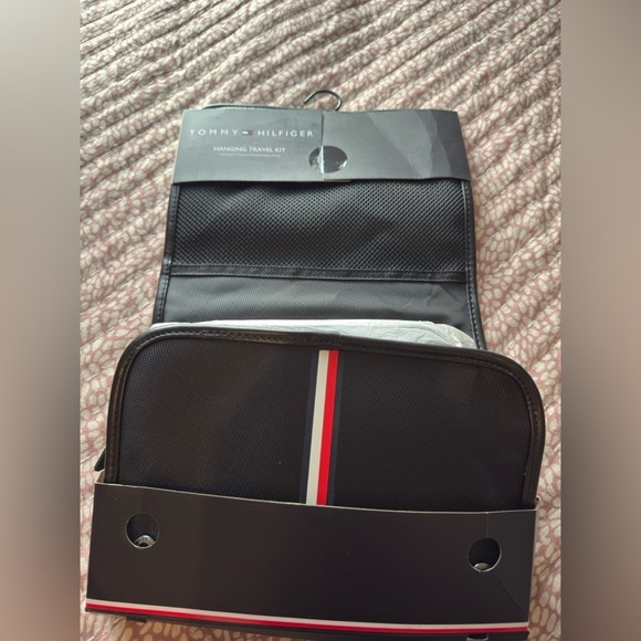 Tommy Hilfiger Hanging Travel Kit – Black with Signature Stripe - Picture 8 of 12